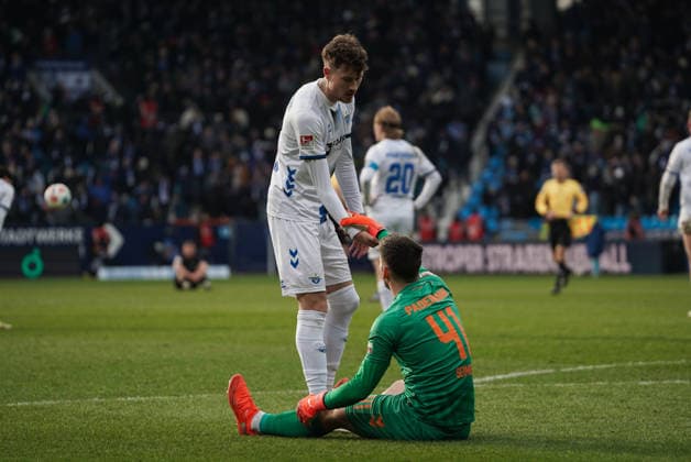 Deutschland: 2.Bundesliga 2025 2026, VFL Bochum vs SC Paderborn, Sonntag 15.02.2026 Vonovia Ruhrstadion (Bochum, Nordrhein-Westfalen, Deutschland) Calvin Brackelmann (SC Paderborn, 4) Dennis Seimen (SC Paderborn, 41)