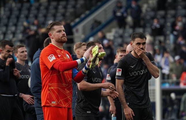 Deutschland: 2.Bundesliga 2025 2026, VFL Bochum vs SC Paderborn, Sonntag 15.02.2026 Vonovia Ruhrstadion (Bochum, Nordrhein-Westfalen, Deutschland) Timo Horn (VfL Bochum, 1) Gerrit Holtmann (VfL Bochum, 17)