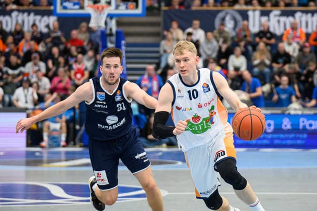 Spencer Reaves (MBC, 31), Lukasz Kolenda (Rostock, 10), Syntainics MBC vs. Rostock Seawolves, Basketball, 1. Bundesliga, Maenner, 20. Spieltag Hauptrunde, Saison 2025 26, 15.02.2026. Weißenfels Stadthalle Sachsen-Anhalt Deutschland