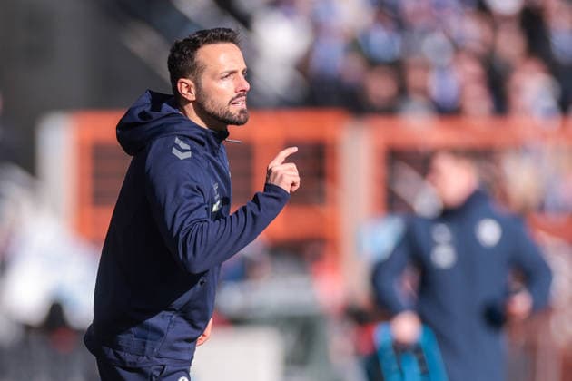 15.02.2026, Fussball, Saison 2025 2026, 2. Bundesliga, 22. Spieltag, VfL Bochum 1848 - SC Paderborn 07, Trainer Ralf Kettemann (SC Paderborn 07) gibt Anweisungen, Bochum Vonovia Ruhrstadion NRW Deutschland xRHR-FOTO DEx