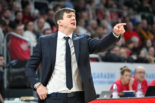 BAMBERG 15.02.2026 --- Basketball ---- easycredit 1. Basketball Bundesliga ---- 20. Spieltag: Bamberg Baskets vs Alba Berlin --- Pedro Calles (Headcoach Alba Berlin) gibt Anweisung --- Foto: Hans-Martin Issler isslerimages ---- Bamberg Baskets vs Alba Berlin