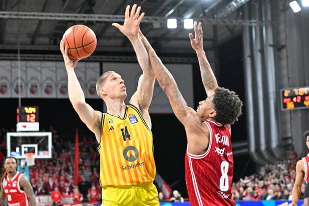 BAMBERG 15.02.2026 --- Basketball ---- easycredit 1. Basketball Bundesliga ---- 20. Spieltag: Bamberg Baskets vs Alba Berlin --- Martynas Echodas (14, Alba Berlin) gegen Demarcus Demonia (8, Bamberg Baskets) --- Foto: Hans-Martin Issler isslerimages ---- Bamberg Baskets vs Alba Berlin