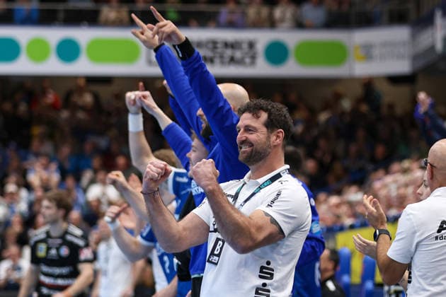 15.02.2026, xKWIx, Handball, DAIKIN HBL, TBV Lemgo Lippe - HC Erlangen, PHOENIX CONTACT arena: Florian Kehrmann (TBV Lemgo Lippe Cheftrainer) jubelt mit der Bank Photo: xKamilxWilkowskixPressefotoKochx NRW Deutschland