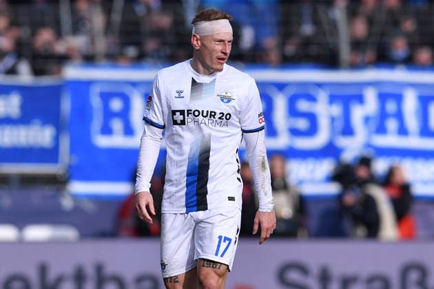 Fußball 2. Bundesliga 22. Spieltag VfL Bochum - SC Paderborn 07 am 15.02.2026 im Vonovia Ruhrstadion in Bochum Laurin Curda ( Paderborn ) mit Kopfverband DFL regulations prohibit any use of photographs as image sequences and or quasi-video.