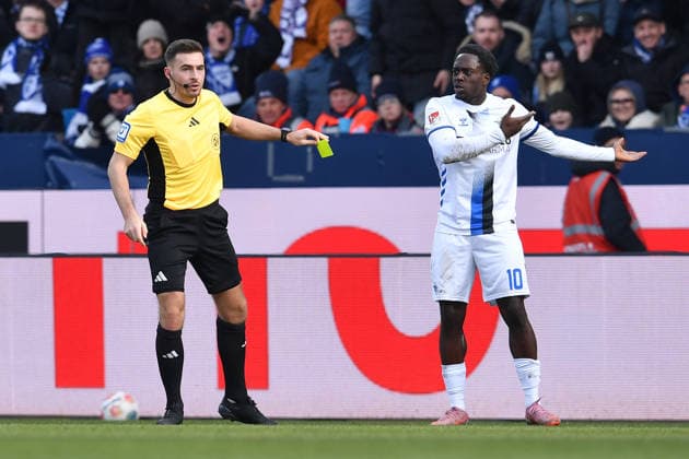 Fußball 2. Bundesliga 22. Spieltag VfL Bochum - SC Paderborn 07 am 15.02.2026 im Vonovia Ruhrstadion in Bochum Schiedsrichter Tom Bauer, links - zeigt Kennedy Okpala ( Paderborn ), rechts - die gelbe Karte DFL regulations prohibit any use of photographs as image sequences and or quasi-video.