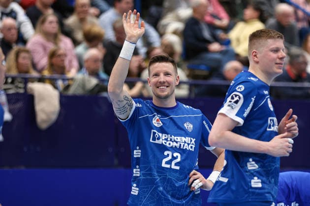 15.02.2026, xKWIx, Handball, DAIKIN HBL, TBV Lemgo Lippe - HC Erlangen, PHOENIX CONTACT arena: Adam Nyfjäll (TBV Lemgo Lippe 22) wink zu den Fans Photo: xKamilxWilkowskixPressefotoKochx NRW Deutschland