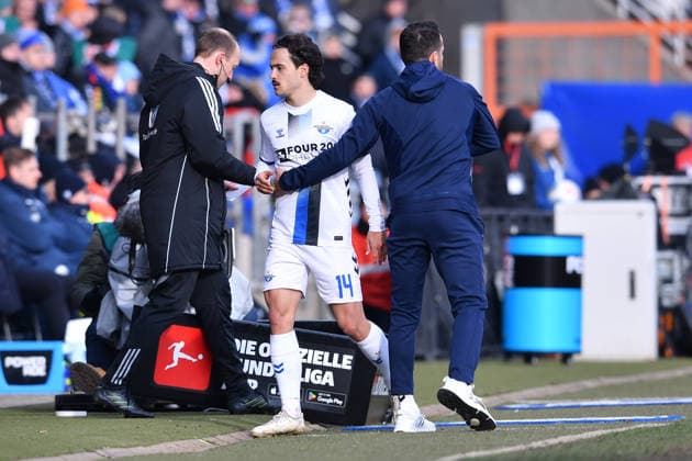 Fußball 2. Bundesliga 22. Spieltag VfL Bochum - SC Paderborn 07 am 15.02.2026 im Vonovia Ruhrstadion in Bochum Mika Baur ( Paderborn ), links - Ralf Kettemann ( Trainer Cheftrainer Paderborn ), rechts DFL regulations prohibit any use of photographs as image sequences and or quasi-video.