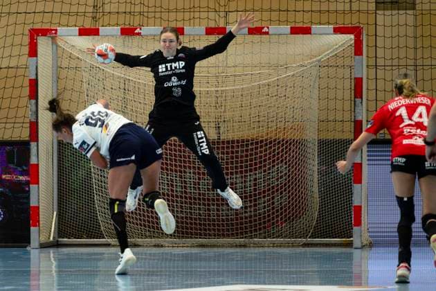 Gabriella Toeth (Motherson Mosonmagyarovari KC, 96) im 7m, Christina Loevgren Hallberg (Thueringer HC, 01) GER, Thueringer HC gegen Motherson Mosonmagyarovari KC , Handball, EHF European League Women, Gruppen Phase , Saison 2025 2026, 15.02.2026 GER, Thueringer HC gegen Motherson Mosonmagyarovari KC , Handball, EHF European League Women, Gruppen Phase , Saison 2025 2026, 15.02.2026 Bad Langensalza Copyright: xEibner-Pressefoto MartinxHerbstx EP_MHT