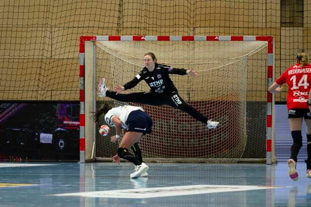 Gabriella Toeth (Motherson Mosonmagyarovari KC, 96) im 7m, Christina Loevgren Hallberg (Thueringer HC, 01) GER, Thueringer HC gegen Motherson Mosonmagyarovari KC , Handball, EHF European League Women, Gruppen Phase , Saison 2025 2026, 15.02.2026 GER, Thueringer HC gegen Motherson Mosonmagyarovari KC , Handball, EHF European League Women, Gruppen Phase , Saison 2025 2026, 15.02.2026 Bad Langensalza Copyright: xEibner-Pressefoto MartinxHerbstx EP_MHT