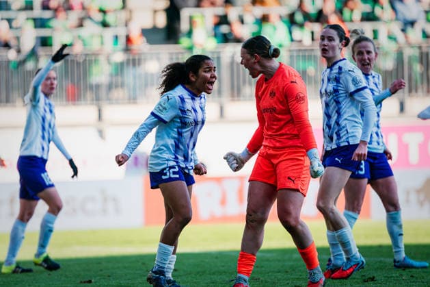 Google Pixel Frauen-Bundesliga: VfL Wolfsburg vs. SGS Essen, 15.02.2026 SGS Essen freut sich über das 1:1 gegen den VfL Wolfsburg; Fußball, Google Pixel Frauen-Bundesliga, 14. Spieltag: VfL Wolfsburg vs. SGS Essen am 15.02.2026 im AOK Stadion, Wolfsburg DFB REGULATIONS PROHIBIT ANY USE OF PHOTOGRAPHS AS IMAGE SEQUENCES AND OR QUASI-VIDEO. Copyright: xBEAUTIFULxSPORTS Tonhäuserx