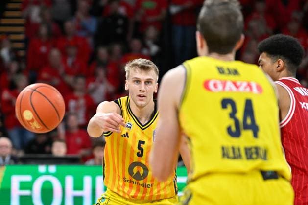 BAMBERG 15.02.2026 --- Basketball ---- easycredit 1. Basketball Bundesliga ---- 20. Spieltag: Bamberg Baskets vs Alba Berlin --- Sam Griesel (5, Alba Berlin) passt zu Justin Bean (34, Alba Berlin) --- Foto: Hans-Martin Issler isslerimages ---- Bamberg Baskets vs Alba Berlin
