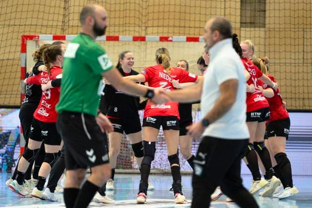 Referee 1 Matija Brodic Handshake mit Dragan Adzic (Motherson Mosonmagyarovari KC, Trainer), waehrend im Hintergrund der Thueringer HC den Sieg feiert. GER, Thueringer HC gegen Motherson Mosonmagyarovari KC , Handball, EHF European League Women, Gruppen Phase , Saison 2025 2026, 15.02.2026 GER, Thueringer HC gegen Motherson Mosonmagyarovari KC , Handball, EHF European League Women, Gruppen Phase , Saison 2025 2026, 15.02.2026 Bad Langensalza Copyright: xEibner-Pressefoto MartinxHerbstx EP_MHT