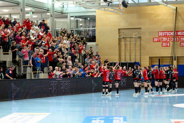 Thueringer HC feiert mit den Fans den Sieg. GER, Thueringer HC gegen Motherson Mosonmagyarovari KC , Handball, EHF European League Women, Gruppen Phase , Saison 2025 2026, 15.02.2026 GER, Thueringer HC gegen Motherson Mosonmagyarovari KC , Handball, EHF European League Women, Gruppen Phase , Saison 2025 2026, 15.02.2026 Bad Langensalza Copyright: xEibner-Pressefoto MartinxHerbstx EP_MHT