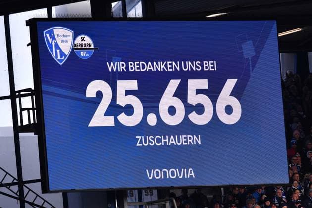 Fußball 2. Bundesliga 22. Spieltag VfL Bochum - SC Paderborn 07 am 15.02.2026 im Vonovia Ruhrstadion in Bochum Die Anzeigetafel im Vonovia Ruhrstadion zeigt die Zuschauerzahl an: 25.656 DFL regulations prohibit any use of photographs as image sequences and or quasi-video.
