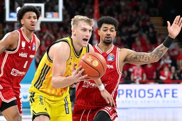 BAMBERG 15.02.2026 --- Basketball ---- easycredit 1. Basketball Bundesliga ---- 20. Spieltag: Bamberg Baskets vs Alba Berlin --- Sam Griesel (5, Alba Berlin) zieht zum Korb gegen Ibrahim Watson-Boye (2, Bamberg Baskets) und Demarcus Demonia (8, Bamberg Baskets) --- Foto: Hans-Martin Issler isslerimages ---- Bamberg Baskets vs Alba Berlin
