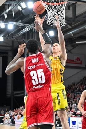 BAMBERG 15.02.2026 --- Basketball ---- easycredit 1. Basketball Bundesliga ---- 20. Spieltag: Bamberg Baskets vs Alba Berlin --- Martynas Echodas (14, Alba Berlin) mit Korbleger gegen Ejofor Onu (35, Bamberg Baskets) --- Foto: Hans-Martin Issler isslerimages ---- Bamberg Baskets vs Alba Berlin