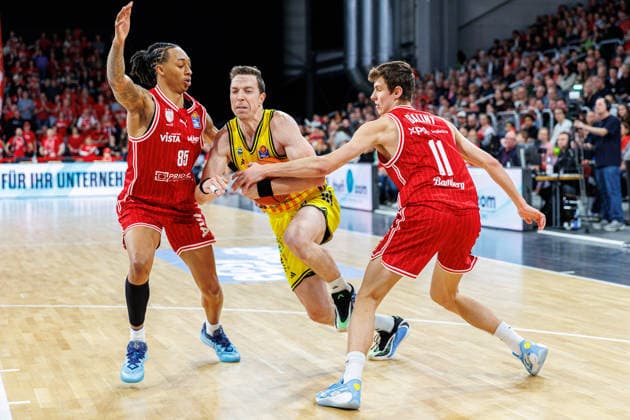 Austin Crowley (BMA365 Bamberg Baskets, 85), Justin Bean (ALBA Berlin, 34), Richard Balint (BMA365 Bamberg Baskets, 11), BMA365 Bamberg Baskets vs. ALBA Berlin, Basketball, easyCredit BBL, 20. Spieltag, 15.02.2026 BMA365 Bamberg Baskets vs. ALBA Berlin, Basketball, easyCredit BBL, 20. Spieltag, 15.02.2026 Bamberg Copyright: xEibner-Pressefoto G.xSantemizx EP_EER