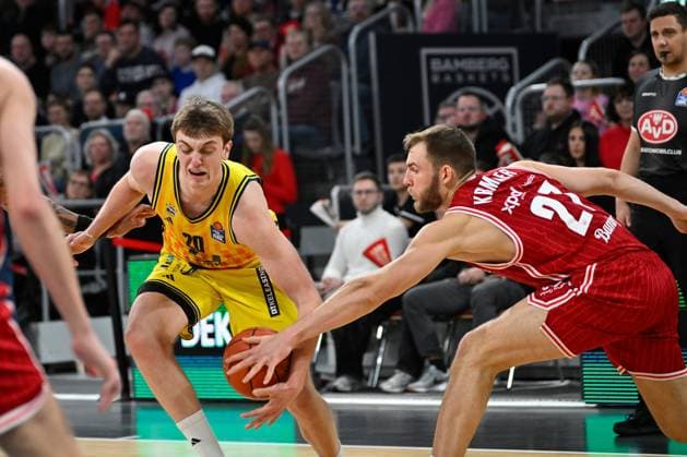 BAMBERG 15.02.2026 --- Basketball ---- easycredit 1. Basketball Bundesliga ---- 20. Spieltag: Bamberg Baskets vs Alba Berlin --- Moritz Krimmer (27, Bamberg Baskets) verteidigt gegen Anton Nufer (20, Alba Berlin) --- Foto: Hans-Martin Issler isslerimages ---- Bamberg Baskets vs Alba Berlin