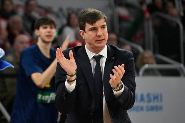 BAMBERG 15.02.2026 --- Basketball ---- easycredit 1. Basketball Bundesliga ---- 20. Spieltag: Bamberg Baskets vs Alba Berlin --- Pedro Calles (Headcoach Alba Berlin) applaudiert seinem Team --- Foto: Hans-Martin Issler isslerimages ---- Bamberg Baskets vs Alba Berlin