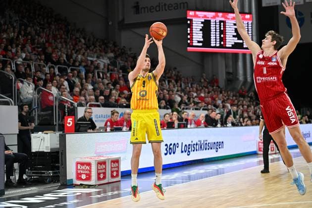 BAMBERG 15.02.2026 --- Basketball ---- easycredit 1. Basketball Bundesliga ---- 20. Spieltag: Bamberg Baskets vs Alba Berlin --- Jonas Mattisseck (9, Alba Berlin) mit Dreipunktwurf gegen Richard Balint (11, Bamberg Baskets) --- Foto: Hans-Martin Issler isslerimages ---- Bamberg Baskets vs Alba Berlin