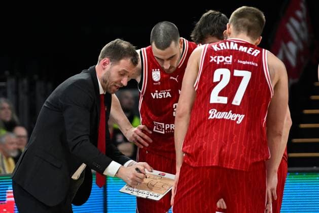 BAMBERG 15.02.2026 --- Basketball ---- easycredit 1. Basketball Bundesliga ---- 20. Spieltag: Bamberg Baskets vs Alba Berlin --- Headcoach Anton Gavel (Bamberg Baskets) erklärt auf dem Taktikboard --- Foto: Hans-Martin Issler isslerimages ---- Bamberg Baskets vs Alba Berlin