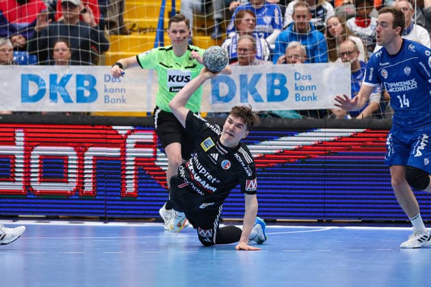 15.02.2026, xKWIx, Handball, DAIKIN HBL, TBV Lemgo Lippe - HC Erlangen, PHOENIX CONTACT arena: Yannik Bialowas (HC Erlangen 7) wirft den Ball vom Boden aus Photo: xKamilxWilkowskixPressefotoKochx NRW Deutschland