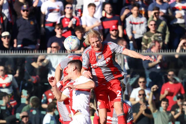 Cremonese s Morten Thorsby and Genoa™s Ruslan Malinovskyi during the Serie A soccer match between Cremonese and Genoa at the Giovanni Zini Stadium in Cremona Italy, 15 february 2026. - Soccer .  Copyright: xAlbertoxMariani LaPressex