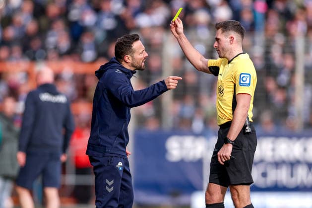 15.02.2026, Fußball, VfL Bochum - SC Paderborn 07, 2. Fußball Bundesliga, 22. Spieltag, Vonovia Ruhrstadion, Saison 2025 2026: Gelbe Karte für Cheftrainer Ralf Kettemann (SC Paderborn hc) DFB regulations prohibit any use of photographs as image sequences and or quasi-video. Nordrhein-Westfalen Deutschland