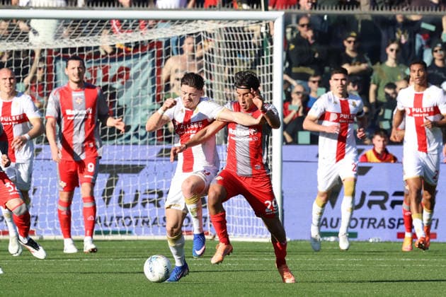 Genoa s Vitinha and Cremonese s Youssef Maleh during the Serie A soccer match between Cremonese and Genoa at the Giovanni Zini Stadium in Cremona Italy, 15 february 2026. - Soccer .  Copyright: xAlbertoxMariani LaPressex