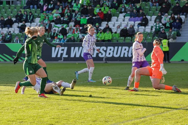15.02.2026, xgrfx, Fussball Google Pixel Frauen-Bundesliga, VfL Wolfsburg - SGS Essen v.l. Justine Kielland (VfL Wolfsburg), Kim Sindermann (SGS Essen) (DFL DFB REGULATIONS PROHIBIT ANY USE OF PHOTOGRAPHS as IMAGE SEQUENCES and or QUASI-VIDEO) Wolfsburg