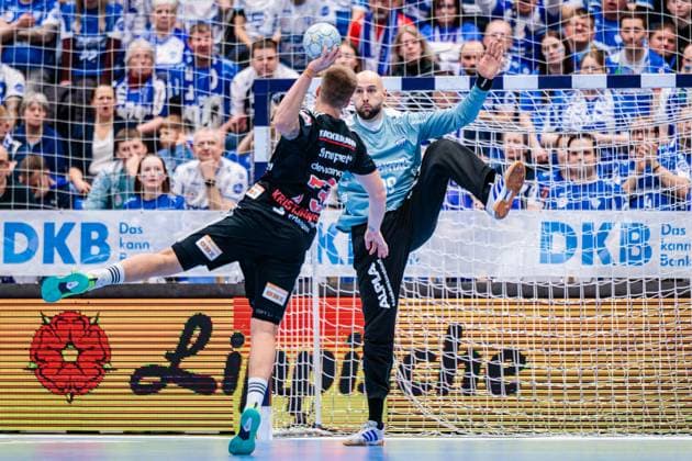 v.l. Viggo Kristjansson (HC Erlangen, 73), Urh Kastelic (TBV Lemgo Lippe, 99) beim Siebenmeter 7 Meter Wurf GER, TBV Lemgo Lippe vs. HC Erlangen, Handball, 1. Bundesliga, 21. Spieltag, Spielzeit 2025 2026, 15.02.2026 Lemgo Copyright: xJanxRollingerx
