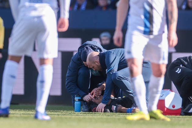 15.02.2026, Fussball, Saison 2025 2026, 2. Bundesliga, 22. Spieltag, VfL Bochum 1848 - SC Paderborn 07, Francis Onyeka (VfL Bochum 1848) wird auf dem Platz behandelt, Bochum Vonovia Ruhrstadion NRW Deutschland xRHR-FOTO DEx