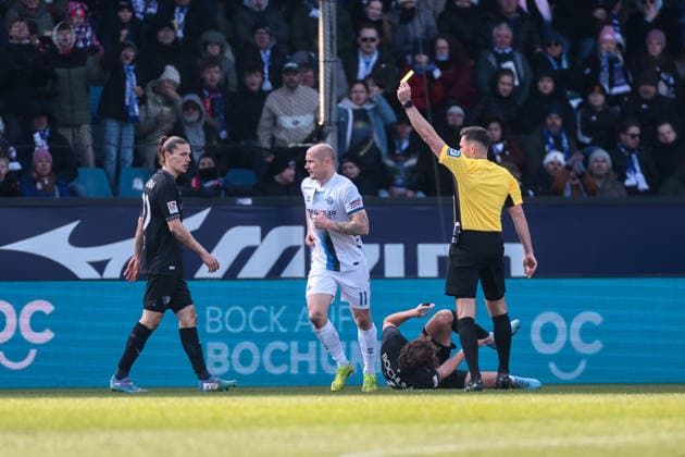 15.02.2026, Fussball, Saison 2025 2026, 2. Bundesliga, 22. Spieltag, VfL Bochum 1848 - SC Paderborn 07, v. l. Noah Loosli (VfL Bochum 1848), Sven Michel (SC Paderborn 07), Philipp Strompf (VfL Bochum 1848), Schiedsrichter Tom Bauer (GER), Bochum Vonovia Ruhrstadion NRW Deutschland xRHR-FOTO DEx