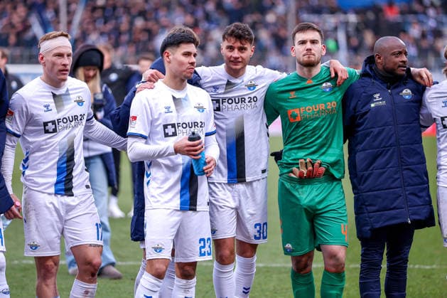 15.02.2026, Fußball, VfL Bochum - SC Paderborn 07, 2. Fußball Bundesliga, 22. Spieltag, Vonovia Ruhrstadion, Saison 2025 2026: Gemischte Gefühle bei den Spielern nach dem 0:0 Unentschieden. Laurin Curda (SC Paderborn 17) Raphael Obermair (SC Paderborn 23) Stefano Marino (SC Paderborn 30) Torwart Dennis Seimen (SC Paderborn 41) DFB regulations prohibit any use of photographs as image sequences and or quasi-video. Nordrhein-Westfalen Deutschland