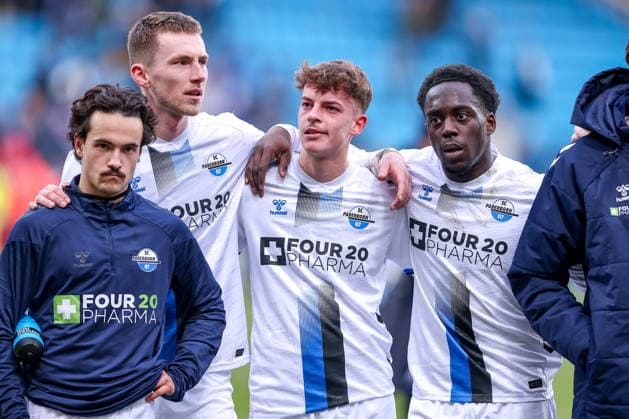 15.02.2026, Fußball, VfL Bochum - SC Paderborn 07, 2. Fußball Bundesliga, 22. Spieltag, Vonovia Ruhrstadion, Saison 2025 2026: Gemischte Gefühle bei den Spielern nach dem 0:0 Unentschieden. Mika Baur (SC Paderborn 14) Tjark Scheller (SC Paderborn 25) Ruben Müller (SC Paderborn 02) Kennedy Okpala (SC Paderborn 10) DFB regulations prohibit any use of photographs as image sequences and or quasi-video. Nordrhein-Westfalen Deutschland