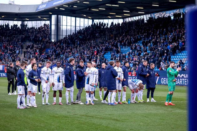 15.02.2026, Fußball, VfL Bochum - SC Paderborn 07, 2. Fußball Bundesliga, 22. Spieltag, Vonovia Ruhrstadion, Saison 2025 2026: Gemischte Gefühle bei den Spielern nach dem 0:0 Unentschieden. Die Paderborner Mannschaft bedankt sich bei den Fans im Stadion DFB regulations prohibit any use of photographs as image sequences and or quasi-video. Nordrhein-Westfalen Deutschland