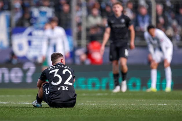 15.02.2026, Fußball, VfL Bochum - SC Paderborn 07, 2. Fußball Bundesliga, 22. Spieltag, Vonovia Ruhrstadion, Saison 2025 2026: Gemischte Gefühle bei den Spielern nach dem 0:0 Unentschieden. Maximilian Wittek (VfL Bochum 32) sitzt enttäuscht Enttäuschung auf dem Spielfeld DFB regulations prohibit any use of photographs as image sequences and or quasi-video. Nordrhein-Westfalen Deutschland
