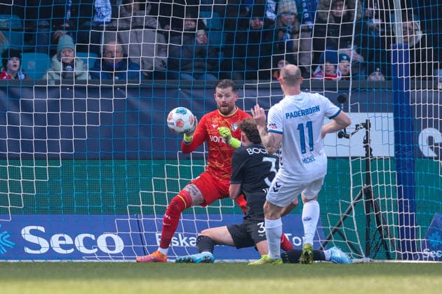 15.02.2026, Fussball, Saison 2025 2026, 2. Bundesliga, 22. Spieltag, VfL Bochum 1848 - SC Paderborn 07, v. l. Torwart Timo Horn (VfL Bochum 1848), Philipp Strompf (VfL Bochum 1848), Sven Michel (SC Paderborn 07), Bochum Vonovia Ruhrstadion NRW Deutschland xRHR-FOTO DEx