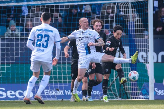 15.02.2026, Fussball, Saison 2025 2026, 2. Bundesliga, 22. Spieltag, VfL Bochum 1848 - SC Paderborn 07, v. l. Raphael Obermair (SC Paderborn 07), Sven Michel (SC Paderborn 07), Koji Miyoshi (VfL Bochum 1848), Bochum Vonovia Ruhrstadion NRW Deutschland xRHR-FOTO DEx