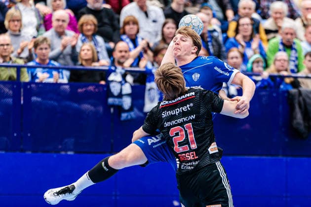 v.l. Lukas Hutecek (TBV Lemgo Lippe, 02), Christopher Bissel (HC Erlangen, 21) GER, TBV Lemgo Lippe vs. HC Erlangen, Handball, 1. Bundesliga, 21. Spieltag, Spielzeit 2025 2026, 15.02.2026 GER, TBV Lemgo Lippe vs. HC Erlangen, Handball, 1. Bundesliga, 21. Spieltag, Spielzeit 2025 2026, 15.02.2026 Lemgo Copyright: xEibner-Pressefoto JanxRollingerx EP_JSK