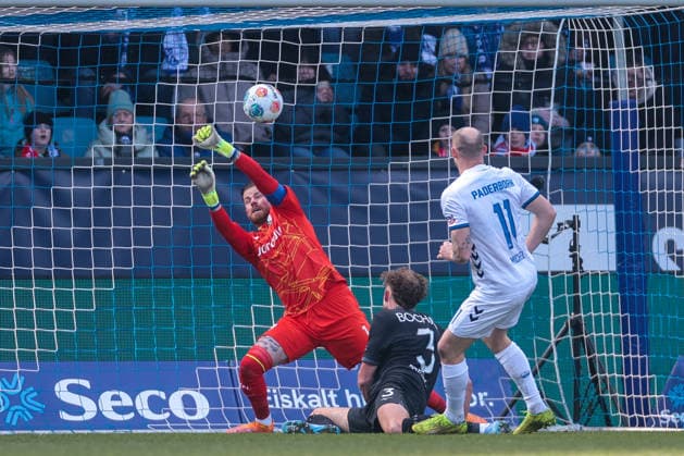 15.02.2026, Fussball, Saison 2025 2026, 2. Bundesliga, 22. Spieltag, VfL Bochum 1848 - SC Paderborn 07, v. l. Torwart Timo Horn (VfL Bochum 1848), Philipp Strompf (VfL Bochum 1848), Sven Michel (SC Paderborn 07), Bochum Vonovia Ruhrstadion NRW Deutschland xRHR-FOTO DEx