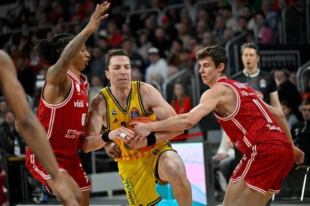 BAMBERG 15.02.2026 --- Basketball ---- easycredit 1. Basketball Bundesliga ---- 20. Spieltag: Bamberg Baskets vs Alba Berlin --- Justin Bean (34, Alba Berlin) gegen Richard Balint (11, Bamberg Baskets) und Austin Crowley (85, Bamberg Baskets) --- Foto: Hans-Martin Issler isslerimages ---- Bamberg Baskets vs Alba Berlin