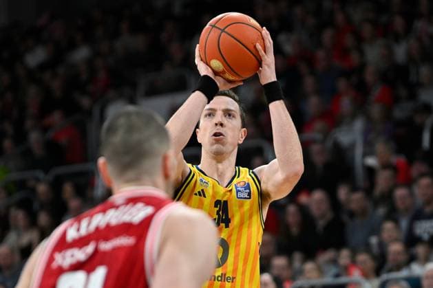BAMBERG 15.02.2026 --- Basketball ---- easycredit 1. Basketball Bundesliga ---- 20. Spieltag: Bamberg Baskets vs Alba Berlin --- Justin Bean (34, Alba Berlin) gegen Daniel Keppeler (31, Bamberg Baskets) --- Foto: Hans-Martin Issler isslerimages ---- Bamberg Baskets vs Alba Berlin