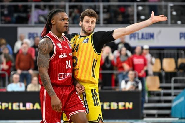 BAMBERG 15.02.2026 --- Basketball ---- easycredit 1. Basketball Bundesliga ---- 20. Spieltag: Bamberg Baskets vs Alba Berlin --- Cobe Williams (24, Bamberg Baskets) gegen Guy Artman Nahmias (24, Alba Berlin) --- Foto: Hans-Martin Issler isslerimages ---- Bamberg Baskets vs Alba Berlin