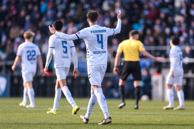 15.02.2026, Fussball, Saison 2025 2026, 2. Bundesliga, 22. Spieltag, VfL Bochum 1848 - SC Paderborn 07, v. l. Mattes Hansen (SC Paderborn 07), Santiago Castaneda (SC Paderborn 07), Calvin Brackelmann (SC Paderborn 07), Bochum Vonovia Ruhrstadion NRW Deutschland xRHR-FOTO DEx