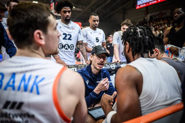 easycredit BBL Basketball Bundesliga 2025 2026 20. Spieltag 15.02.2026 Science City Jena vs FC Bayern München Basketball Trainer Björn Harmsen (Jena) spricht zur Mannschaft Sparkassen Arena