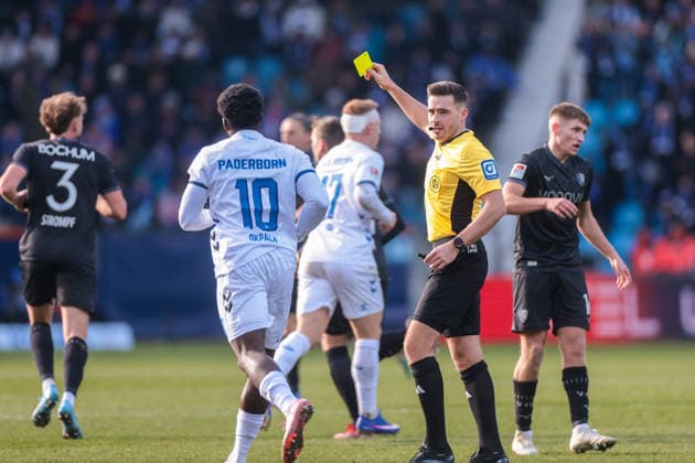 15.02.2026, Fussball, Saison 2025 2026, 2. Bundesliga, 22. Spieltag, VfL Bochum 1848 - SC Paderborn 07, Schiedsrichter Tom Bauer (GER) zeigt die Gelbe Karte, Bochum Vonovia Ruhrstadion NRW Deutschland xRHR-FOTO DEx
