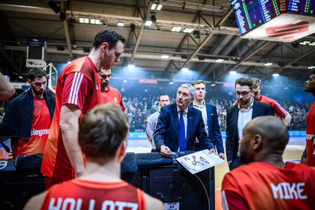 easycredit BBL Basketball Bundesliga 2025 2026 20. Spieltag 15.02.2026 Science City Jena vs FC Bayern München Basketball Trainer Svetislav Pesic (Bayern) spricht zur Mannschaft, links Johannes Voigtmann Sparkassen Arena