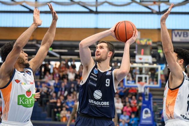 D Shawn Schwartz (Rostock, 5), Kresimir Nikic (MBC. 9), Syntainics MBC vs. Rostock Seawolves, Basketball, 1. Bundesliga, Maenner, 20. Spieltag Hauptrunde, Saison 2025 26, 15.02.2026. Weißenfels Stadthalle Sachsen-Anhalt Deutschland
