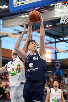 Owen Klassen (Rostock, 29), Jure Planinic (MBC, 44), Syntainics MBC vs. Rostock Seawolves, Basketball, 1. Bundesliga, Maenner, 20. Spieltag Hauptrunde, Saison 2025 26, 15.02.2026. Weißenfels Stadthalle Sachsen-Anhalt Deutschland
